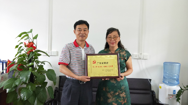 1532055841629468.jpg 林宇为WilliamHill中文法学系教工党支部授牌.JPG